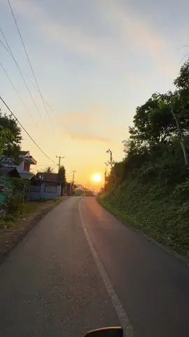 Senja di Jalan Raya utama Desa Rancah Kabupaten Ciamis Terimakasih banyak yang sudah mampir dan follow meramaikan akun saya 🙏🏻 Hayuuuu ngonten 😁😁 #senja #senjasorehari #jalanjalan #sunset #rancah #ciamis #jawabarat #fyp #foryoupage 