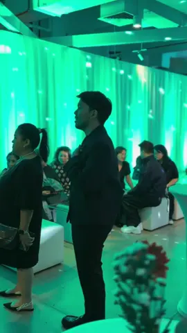 Thariq Aaliyah mesra di depan Fuji #fuji #fujian #thariqhalilintar #halilintar #artis #gosip #shortvideo  Thariq dan Aaliyah menebar kemesraan sebagai pengantin baru di depan Fuji. mereka menghadiri acara film dokumenter Rossa. Fuji sendiri hanya cuek saja. ig/@thariqhalilintar ig/@fuji_an #raffiahmad #raffinagita #nagitaslavina
