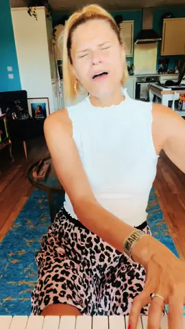 Oh Miley i love you #Flowers #singer #pianist #singersongwriter #cover #artist #blonde #fyp #mileycyrus #homerecording #VoiceEffects 