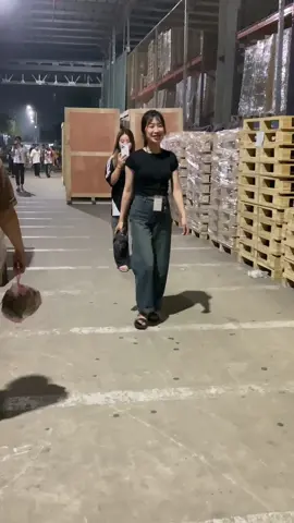 Các bạn có thấy ở trong môi trường tư bản Con gái đều đơn giản xinh gái hiền lành kh ..Tôi thấy đúng ☺️#foxconn #congnhan #xuhuong  