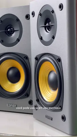 O monitor de áudio EDIFIER R1000T4 oferece 24W RMS de potência para um som imersivo! 🤩💯 Com seu painel controlador de graves e volumes, além de dupla entrada RCA, você pode conectar dois dispositivos simultaneamente. Construído com MDF para resistir à ressonância, ele é ideal para home studios, uso doméstico ou em escritórios. Seus drivers de graves de 4” e tweeters de seda de ¾” garantem um som genuíno e equilibrado, sem equalização artificial. Perfeito para entusiastas de jogos, multimídia e edição de áudio, o R1000T4 combina funcionalidade e estilo com seus drivers de graves dourados. Ajuste facilmente os graves e o volume para uma experiência personalizada. #edifier #r1000t4 #monitordeaudio #homestudio #caixadesom #audiosetup #homeoffice