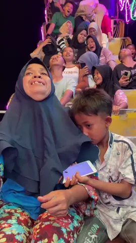 Cinta Pertama Anak Laki Laki Bagiku Ibu nya, sekecil apa pun permintaan anak pasti selalu di turutin ibunya, tempat curhat paling ternyaman bagiku itu ibu, aku gak tau bagaimana jika ibu pergi untuk selamanya, sehat sehat ya bu #korakora #pasarmalamartysampantao #aekkanopan #labura #laburaku #sekitarlabura #fyp #fypシ #viral 