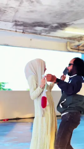 For first time buat content parody Bollywood Aifa xboleh tahan gelak. Selok suko tgok Bobby Biul terlebih gula. Hyper lain macam😂😂😂 #aifaazlan #suaminyaaifaazlan #parody #bollywoodsong #xybca #fyp 