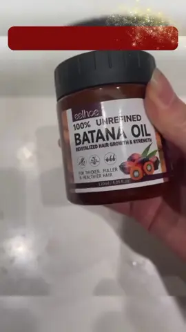 زيت جوز النخيل  BATANA • المميزات:
 • يحفز الدورة الدموية في فروة الرأس.
 • يساعد على تحفيز نمو الشعر ومنع تساقطه.
 • يغذي بصيلات الشعر ويُقويها.
 • يساعد على نمو شعر كثيف وصحيٍ.
 • يساعد في علاج تساقط الشعر.
 • يرطب الشعر ويعالجه من الجفاف والتجعد.
 • يساعد على حماية الشعر من أضرار أشعة الشمس والكلور.
 • يعالج زيت باتانا الالتهابات في فروة الرأس، مثل الأكزيما والتهاب الجلد الدهني.
 • يهدئ الحكة والاحمرار في فروة الرأس.
 • يقوي الشعر ويُمنحه لمعانًا وبريقًا.
 • يساعد في التحكم في الشعر المجعد ويسهل عملية تصفيفه.
 • يعطي الشعر رائحةً جميلةً ومنعشةً.
 #زيت_تطويل_الشعر #زيت_للشعر #زيوت_شعر_للتطويل_والتنعيم_ويمنع_التساقط #batanaoil #batana @Lavender_ksa2 