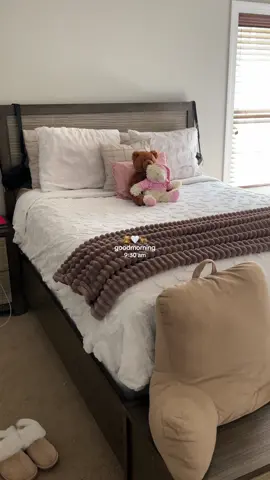 make my bed with me 🧸🤍 #makemybed #grwm #aesthetic #neutralaesthetic #fyp #foryou #foryoupage #brown #indian #tennessee #knoxville #nashville #influencer #contentcreation #fypシ゚viral 