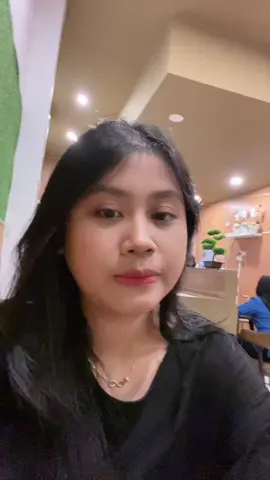 Trendnya gini kan ? 😂 disuapin😋