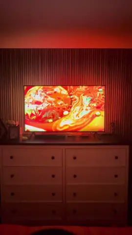 uma alternariva bem mais em conta que outras opções no mercado, é a fita LED Ambiente Light da @EKAZA - sua casa inteligente. Muito fácil de inatalar e o efeito é incrível. 💡  Agora eu só vejo TV assim!  #ledlights #tecnologia #ekaza #dicas #Home #homedecor #lar #bedroom #bedroomdesign 