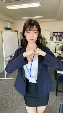 13kg痩せたらスカートデカくて履けなくなった。(上下違うのダサい) #スーツ女子 