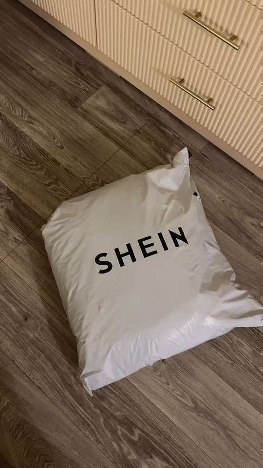 يالله مو طبيعي كيف التصوير ظالم القطع! الفساتين خصوصًا باللبس 🫦☀️🌊💕 #shein #4upage #viral #شي_ان #foryou 