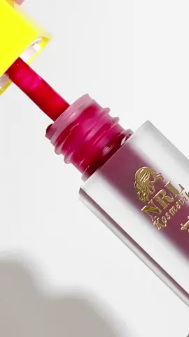 Liptin by.NRL yang tahan lama di bibir, tidak mudah luntur dan tidak lengket. Gampang meresap, dapat melembabkan bibir sepanjang hari, serta menutrusi binir. #nrl #nrlkomsetik #nrltiktok #nrlfyp #nrlliptin #liptin #fyp 