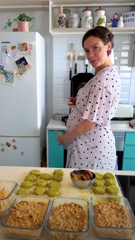 Você sabia que com apenas 1 kg de grão de bico podemos preparar 30 unidades de falafel + 3kg de estrogonofe? E que podemos manter em essas comidas deliciosas congeladas, por até 6 meses?   . Isso é tudoooo o que uma mãe precisa no puerpério, gente!  (E tenho certeza que muitas e muitos de vocês dirão que precisam do mesmo, independentemente do momento de vida).  . Então vamos lá: Deixe 1 kilo de grão de bico de molho por 36h (mínimo de 12h), e troque a água sempre que for possível - isso ajuda a fazer uma melhor digestão do grão! Passado o tempo de demolho, escorra a água e siga com as receitas! FALAFEL  INGREDIENTES para o FALAFEL  5 xícaras de grão de bico demolhado. 2 cebolas rusticamente cortadas. 4 dentes de alho rusticamente cortados. Salsa a gosto - pelo menos 1 xícara das folhas, tem que ficar verdinho! 1/4 xícara de azeite extra-virgem. 4 colheres de sopa de gergelim/sésamo. 2 colheres de chá de páprica doce. ½  colher de chá de pimenta Síria. 1 colher de chá de cominho.  2 colheres de chá de sal.  . PREPARO FALAFEL Junte no processador de alimentos a cebola, alho,a salsa, o  azeite e os temperos secos e bata até obter uma mistura homogênea. Acrescente um pouco de água para ajudar a bater caso necessário ( o mínimo possível). Acrescente o grão de bico (aos poucos para não sobrecarregar o processador. DICA: desligue o liquidificador de tempos em tempos e misture com uma espátula para ajudar a bater).   Adicione o gergelim e misture para incorporar com a ajuda de uma espátula. Modele os falaféis (DICA: use algum recipiente de medida, para padronizar o tamanho. Eu usei uma xícara medidora de ⅓ ). Para assar: 180 graus no forno ou na Airfryer, por 15 a 20 minutos, virando de lado na metade do tempo. Para congelar: distribuir os falaféis sobre tábuas e levar ao freezer. Quando estiverem congelados, transferir para um saco de congelamento. Validade no freezer: 6 meses. (Vou deixar a receita do estrogonofe nos comentários).  . Me contem aqui se vocês gostaram desse vídeo e compartilhem se acharem que vai ajudar mais pessoas a comer comida de verdade na cozinha de casa 💜