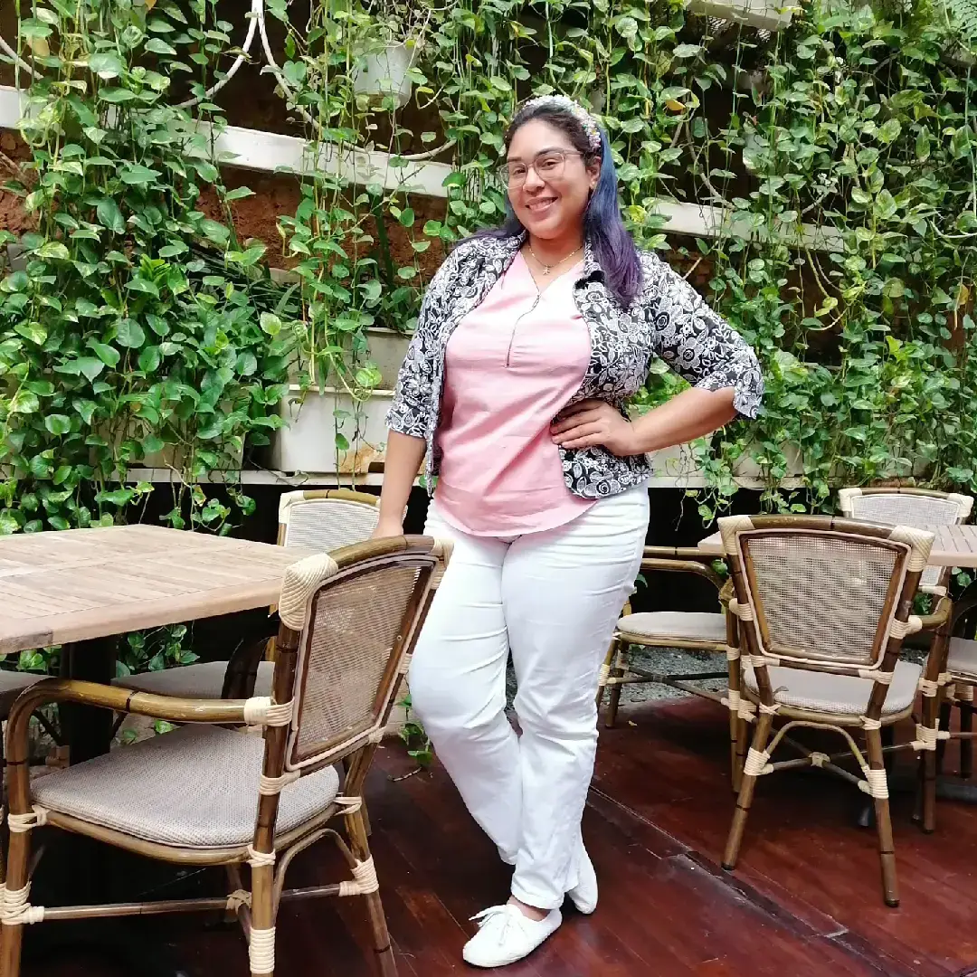 Pensando volver a mi amado cabello azul, ¿qué dices? ¿Lo retomo? 😍 Aquí estaba en un sesión de estrategia de contenidos con una cliente del sector inmobiliario. De algo que me di cuenta luego de haber trabajado con clientes de esta rama es que: ✨ Para vender debes conectar, por tanto tu aparición en las redes es esencial. ✨ El cliente conecta con quien eres y con la forma en la que vendes lo que ofreces. ✨ Vende los beneficios de adquirir esa propiedad  o ese producto; vende la emoción de tenerlo en su vida; vende el estilo de vida; vende las experiencias reales que se pueden vivir con esa solución, con esa propiedad, con ese producto. Vender no es difícil si lo haces desde el ser, con el corazón y con conocimiento de lo que ofreces. Por tanto, el amor por estudiar continuamente es algo que debes desarrollar.  Gracias al personal de @bucheperico de la zona colonial por sus finas atenciones. Todo estaba delicioso. Nos veremos pronto. 🤩 #directoracreativa #estrategadigital #estrategiadigital #marketingdigital