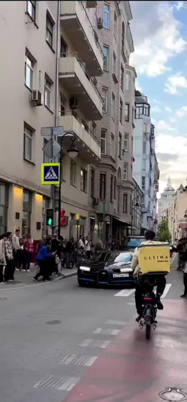 El Bugatti Chiron en el centro de Moscú Rusia #russianculture20 #москва #руссия #россия🇷🇺 #russia #moscow 