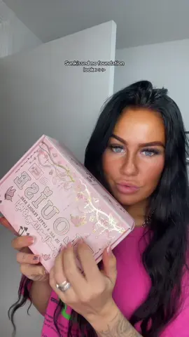 Sunkissed glowly style look with minimal produxts, pwrfect for holidays (or if you ever end up stranded on an island 🤪)  #plouise #plouise_makeup_academy #plouisemakeupacademy #plouisemakeup #plouiseblush #plouisebase #plouisemysterybox #plouisecheekofit #plouisebronzer #sunkissed #minimalmakeup #grwm #tryon #getready 