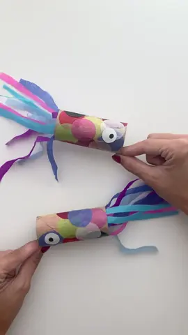 Peixes com rolo de papel higiénico vazio 🐠🐟 #preschool #learningthroughplay #preschoolactivities #preschoolart #invitaciontoplay #kidart #creativekids #playathome #everydayplayhacks #letthemplay #toddlerfun #kidsactivities #manualidades #activityforkids #forkids #kidscrafts #craftsforkids #forkids #activityforkids #atividadespedagogicas #aticidadesedycacaiinfantil #atividadesinfantis #manualidadesfaciles #artsandcrafts #artschool #fishcraft 