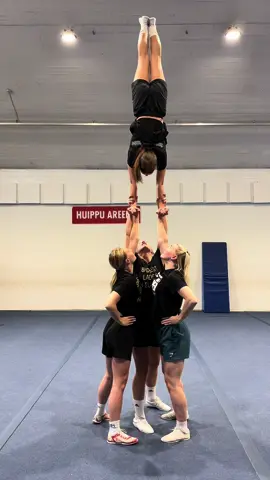 Bases one hand?? No problem👏🏼 #cheer #cheerleading #stunt #handstand #hit #one 