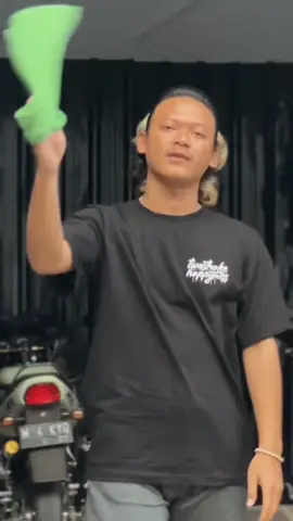 icikiwir minggir sek ketua mau lewat😂😂. #acc #pejuangkilometer #trukanaklanang #gacorsquad🔥 #fypシ゚viral #trukanaklanang#belitanggayabebas t🌶️ # #acc #pejuangkilometer #janganbaper #icikiwirsepele #drivermudapunyacerita #pejuangrupiah #truklovers #belitanggayabebas 