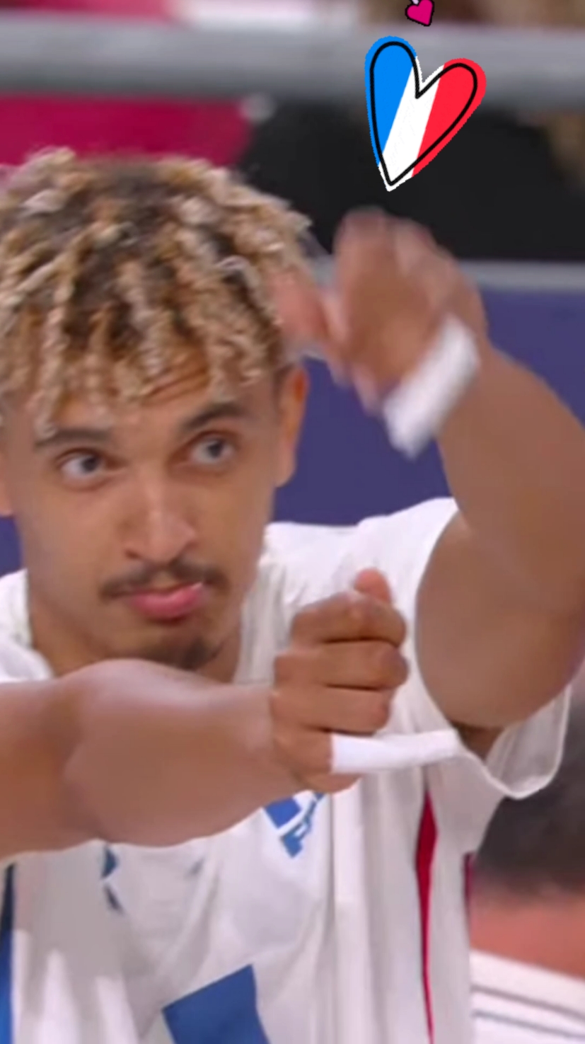 🇨🇵🏐Un par de flechazos de Barthélémy #Chinenyeze y los hinchas en acción 🤜🏾🤛🏻 #Volleyball #bevoley #Volei #Fan  #Hinchas #unidos #France #Paris2024 
