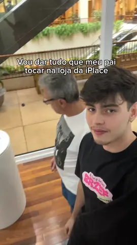 Acho que o Sr.Wilson se arrependeu de não ter tocado em mais coisas… mas o que importa é que vai voltar pra casa cheio de produtor da @iPlace , e com certeza foi o melhor um dos melhores presentes que ná recebeu de dia dos pais!! Aproveitem meu cupom:MAZZOLA15 pra usarem no site da iPlace e garantir o presente de dia dos pais também 🫶🏼  *publi