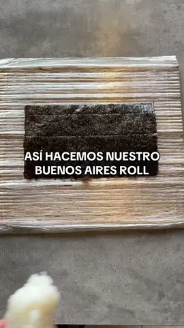 🍣 ROLL BUENOS AIRES 🍣 ¿Lo probaron? Langostino - Queso Phila - Palta - Cubierto de Salmón con Salsa Bs.As y lluvia de Sésamo 😍 #fyp #parati #howto #handroll #fypシ #viral #sushi 