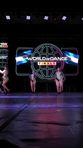 Disfrute cada segundo bailar en este escenario.💙🇸🇻#dance #bailes .