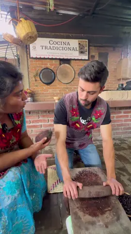 Burrito de pan de cazuela con chocolate con Eva 🥰 Amo y respeto mucho la comida de Oaxaca. Agradezco que me estan haciendo la excepción y dejandome hacer su comida tradicional en un burrito. Oaxaca es increíble 🤗