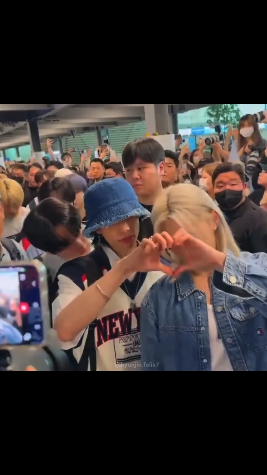 mis hyunlixitos haciendo un corazoncito, como los amo 🫶 #skz #straykids #hyunjin #felix #hyunlix #hyunlixedit #hyunlixskz #hyunlixoffcial #hyunlixmoment #hyunjinyfelix #aeropuerto #corazon #fypシ゚ #fypage #fypp 