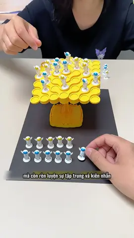 🐸Ếch Cân Bằng Trọng Lượng Thông Minh, Cân Thăng Bằng Phi Hành Gia Đồ Chơi Giáo Dục Phát Triển Trí Tuệ Cho Bé🐸 🔰 Cách chơi Đồ Chơi Ếch Cân Bằng Phi Hành Gia Cân Bằng - Đối với bộ đồ chơi ếch cân bằng có rất nhiều cách chơi theo từng lứa tuổi và độ khóa tuy nhiên chủ yếu là đặt phi hành gia theo vị trí mong muốn làm sao cho bàn không bị nghiêng, dẫn đến bị ngã sẽ thua. Theo độ khó từ thấp đến cao 1.Không cần dùng đến xúc xắc, mỗi lượt đi 1 con đến hết bàn, chủ yếu cho bé suy luận xác định vị trí cân bằng. 2.Đổ xúc xắc và đặt phi hành gia theo số điểm xúc xắc cho mỗi lượt chơi. VD 5 điểm thì đặt 5 phi hành gia theo các vị trí mong muốn 3.Tương tự như bước 2 tuy nhiên bắt buộc phải đặt phi hành gia theo nhóm dính với nhau. VD 4 điểm đặt Nhóm 4 phi hành gia dính với nhau không được rời rạc.
