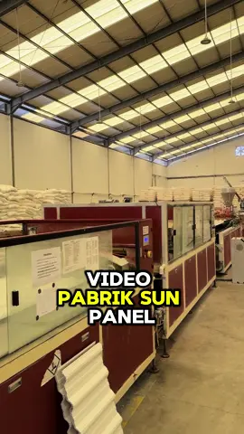 Tanpa drone juga bisa shoot video pabrik begini. Karena pakai forklift 🤭 Emang Indonesian tuh kreatif. Betul mesin masih beli dari China walaupun produksi sudah di Indonesia, tapi tahu gak sih saat beli mesin tuh dari orang China aja bilang hanya bisa output 1200 meter/hari untuk 1line malah PT Sun Elite Polyworks bisa hingga 1500 meter/hari. Emang pengalaman tuh gak bohong ya, beda sama manusia yang makin tua makin pelan, pabrik seringnya makin banyak asam garam malah makin cepat. Sebagai pabrik atap upvc tertua kedua di Indonesia, dengan merek dagang Sun Panel aku sudah gak bingung lagi kenapa bisa harganya sangat terjangkau. 1. Biaya R&D sudah balik modal dari dulu 2. Bisa produksi diatas kapasitas seharusnya 3. Tanah & bangunan sudah punya sendiri bukan sewa lagi. 4. Telah melewati masa sulit seperti covid dst sehingga jauh lebih berhati2 pada pengeluaran.