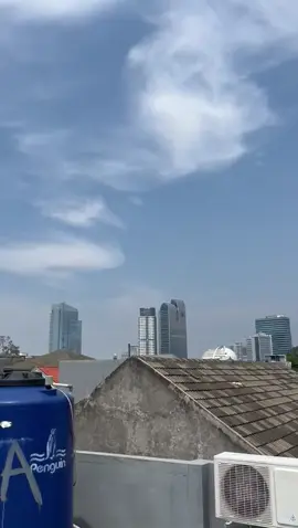 Gedung tinggi jakarta disanding atap rumah sederhana  #jakarta #jakartakeras #jabodetabek #rantau #hidupbebasdrama #hidupkeras #santai 