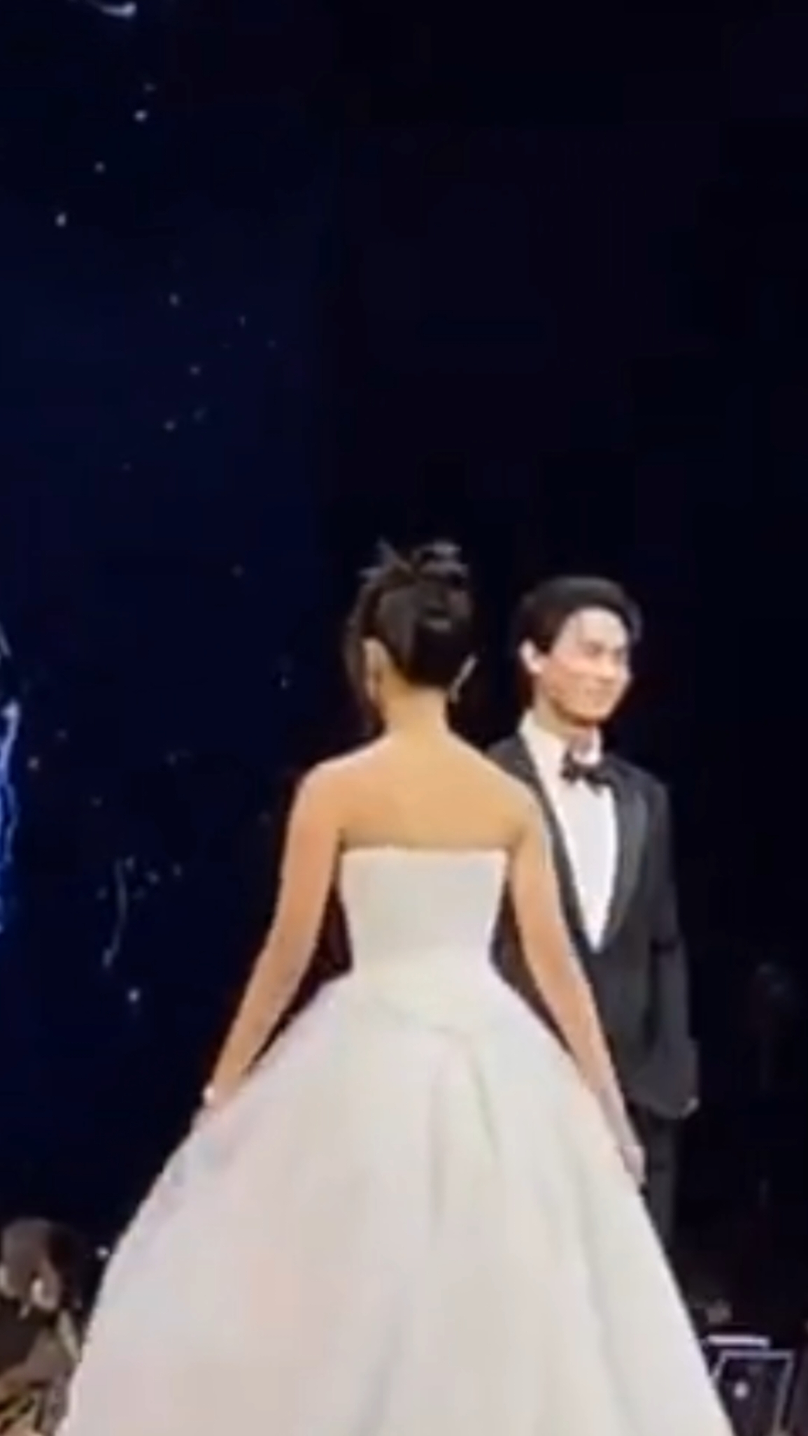 จากไบร์ทตู ส่งต่อให้วินตู ... ยิ้มกรุ้มกริ่มมากน้องวิน เค้าส่งซิกอะไรกันนะ2คนนี้😆 #scarletheartth #f4thailand #fyp #ไบร์ทตู #วินตู #brighttu #wintu #bbrightvc #winmetawin #tontawan 