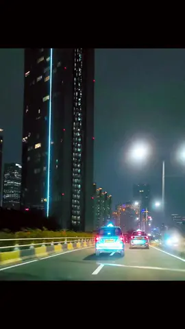 malam jakarta...#fypシ゚viral #viewcity #jakartaestetik #jakartavibes #JelajahJakarta #airpodspro #musicvibes #musik #soun #dj #statuswa 