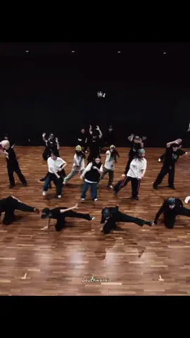 when your group have 5 main dancers #newjeans 