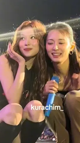 サナがツウィにキスをしてツウィはとても喜んでいます。 #TWICE#ONCE#サナ#ツウィ#サチュ #サチュペン #ライブ#おすすめ #けーぽぺんと繋がりたい 