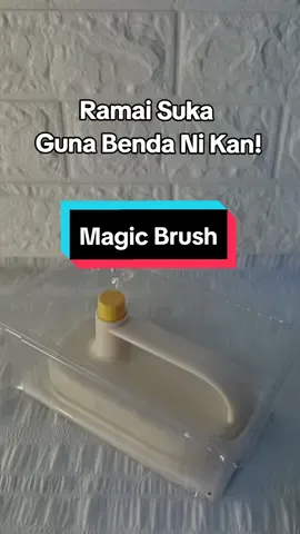 lepas lap terus buang🤣 senang. tiada alasan lagi untuk malas malasan nak mengelap ye.🤣🤭 dah ada magic brush ni, takpayah guna kain buruk lg dh, nak sidai2 lg.  peninggg. #magicbrush #magicbrushviral  #magicwipe #tisulapdapur  #wettissue #cleaninghacks 