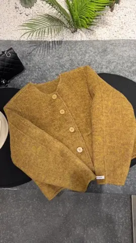 Ní nào mệnh kim, mệnh mộc thì chốt ngay em này nhé, sang lắm ý😍😍 #dalat #thoitrangnu #thoitranghanquoc #aodanu #aokhoacmuadong #outfitideas #xuhuong #aokieuhottrend #fashionstyle #aodasangchanh #thoitrangcongso 