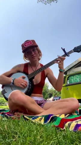 Had a lot of fun with sean’s banjo today, and I fucking love this song <3  #sierraferrell #banjotok #folkmusic
