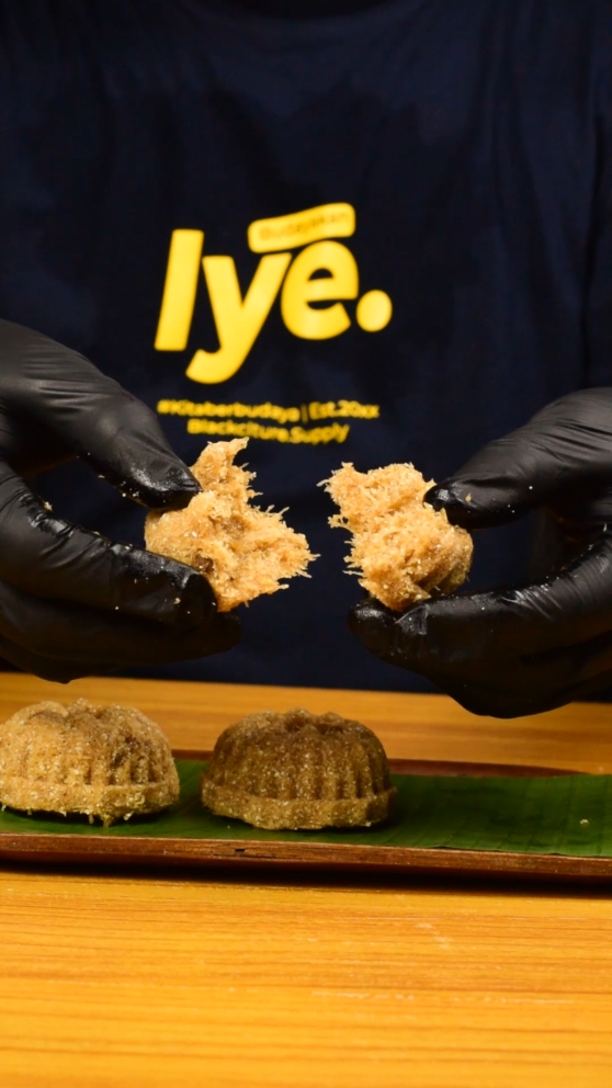 Membalas @ayudiapratiwie PUTU PESSE RESEP : _Bahan_ •1 buah Kelapa Parut •250 gr Gula Merah •200 gr tepung ketan sangrai #masak #putupesse #putu #makanankhasbugis #cooking #mukbang #asmrsounds #fyp #asmrtiktok #foodtiktok #makassar #sinjai #tarakan #cookingvideo #satisfying #Foodie #bugistiktok 