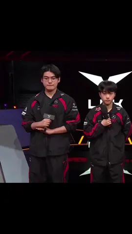 Ròi mắc gì người này nhìn người kia quay chỗ khác dị bởi nói đứng chung ngại ngùng mãi thôi 🤧 #t1 #gumayusi #keria #guria 