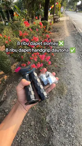 Handgrip Octagon lembut nyaman dipake universal motor Spesifikasi :  -	Handgrip Octagon -	Harga sepasang -	Barang sesuai foto  -	Warna Hitam -	Bahan Karet Tebal Cocok untuk semua Motor