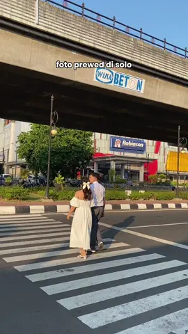 Foto prewedding di solo se aesthetic ini?? bisa jadi referensi nih, prewedding bertema street save dulu prewedding kemudian!☺️ #sekaliberiarti #prewedding #preweddingsolo #preweddingjogja #preweddingoutdoor #fotoprewedding #preweddingaesthetic 