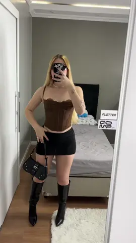 O corset mais amado por vocês 🤎🤌🏻#modafeminina #modagringa #lookfesta #lookfestival #fyp #explorepage #fy #dancinhas #dancinhasdotiktok 