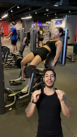 Nova variação surgiu! Cadeira abdutora deitada 😳 Me conta nos comentários, você faria ou não essa variação aí na sua academia? #treinofeminino #treinodeglúteos #cadeiraabdutora