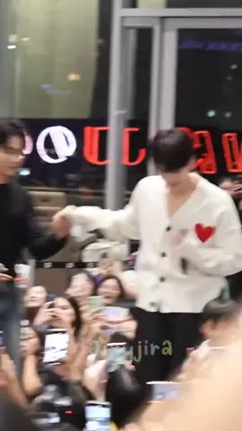 joongdunk with children 🤏 #joongarchen #dunknatachai #joongdunk #thaienthu #fyp #foryou #xyzbca #fypシ 