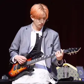 heeseung with guitar look so damn attractive 😫 #heeseung #enhypen #engene #fyp sound by: @its.safehse vid by: intersectionhs