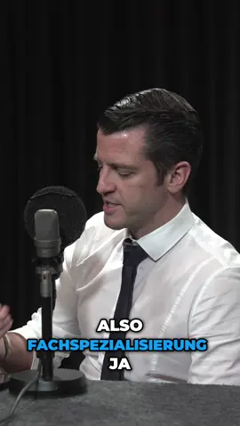 Wenn KI die Grenzen zwischen Berufen verwischt, wie bleibt man relevant? 👀 Unser neuestes Video erforscht die Zukunft der Arbeit, wo Spezialisierung auf den Prüfstand kommt und multidisziplinäres Verständnis immer wichtiger wird. Erfahre, wie: 🌐 Fachgrenzen in der KI-gesteuerten Arbeitswelt verschwimmen. 🔄 Sales und Marketing ihre Rollen vermischen und erweitern. 🤝 Ganzheitliches Denken und offene Zusammenarbeit den Arbeitsplatz transformieren. Wir diskutieren Strategien, um nicht nur zu reagieren, sondern aktiv zu wachsen und das volle Potenzial der digitalen Renaissance zu nutzen. #Fachspezialisierung #ZukunftderArbeit #DigitaleRenaissance