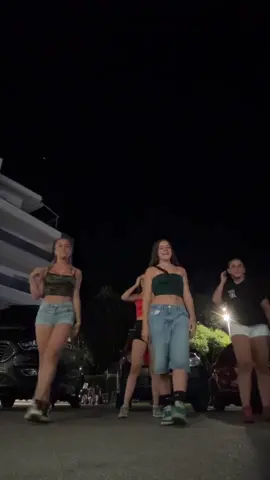 bringing back this trendd🖤 @GiòGiò😝 @lele @Alicinaa🎱 #fyp #parati #viral #perte 