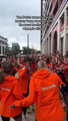 We love a party with the king! #olympics #paris2024 #teamnl #royalfamily #koningshuis #willemalexander 