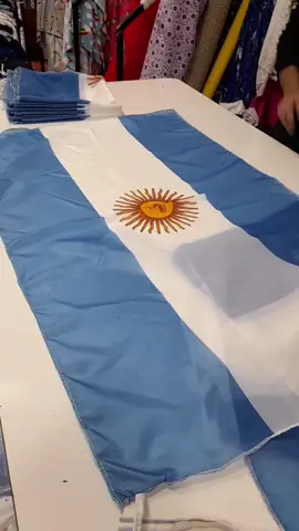 🇦🇷Banderas argentina!!!🇦🇷 lleva por mayor  con la costura y las tiras para atar!!! envíos a todo el país 🇦🇷 #banderas #banderasargentina #banderasargentinas #argentina #banderas #vendobanderas #teladebandera #telasparabandera #patria #bandera #banderasrojas #banderasdelmundo #telaspormayor #telas 