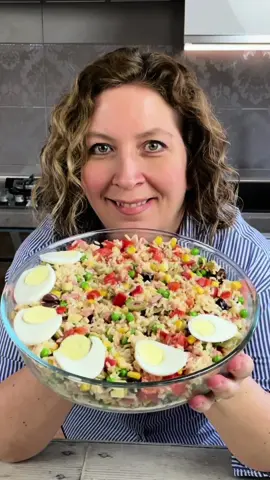 Ecco il piatto più gettonato dell’estate: l’insalata di riso!  Ingredienti 250 g riso parboiled 200 g tonno sott’olio 3 cucchiai maionese 100 g piselli 100 g emmenthal 200 g peperone rosso 80 g prosciutto cotto (a cubetti) 80 g cetriolini sottaceto 80 g olive (denocciolate) 120 g pomodorini 100 g mais, dolce, in scatola, sgocciolato 2 uova sode q.b. sale e olio evo #riso #Summer #piovonoricette 